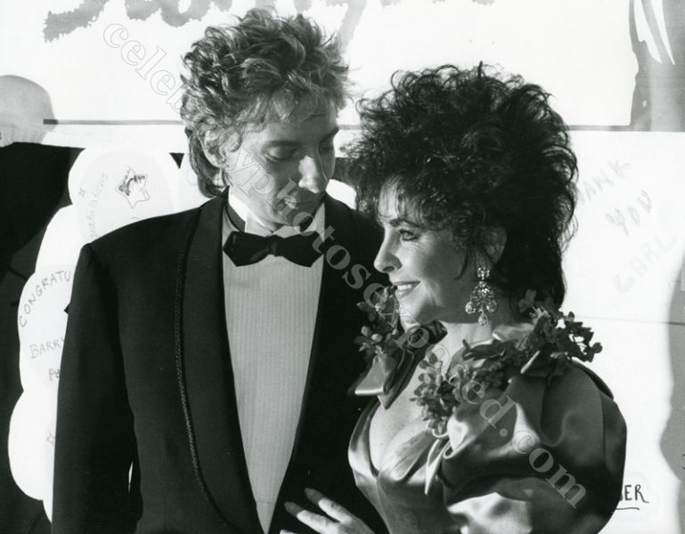Elizabeth Taylor, Barry Manilow 1988, LA.jpg